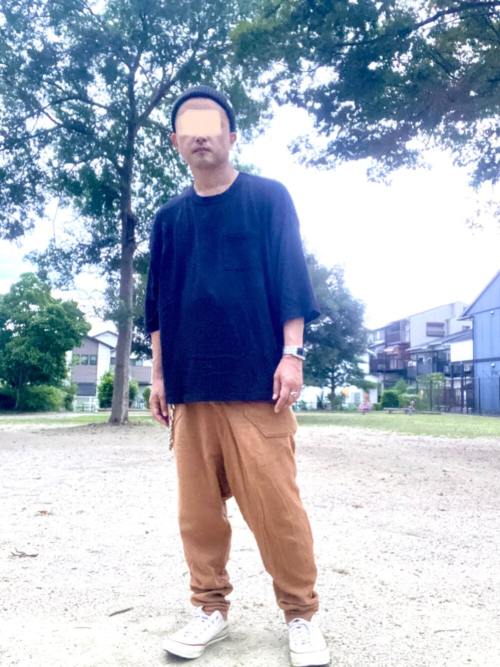 「夏コーデ、シンプルスタイル、オーバーサイズ、リラックススタイル、ニット帽、サマーニット、Tシャツ、ポケットＴシャツ、ビッグT、ビッグシルエット、腕時計、ウォレットチェーン、チノパン、サルエルパンツ、スニーカー」｜「BEAMSのアイテム（ニットキャップ/ビーニー、ブラック系）」を使った、タニさんさん（メンズ・169cm）の秋コーディネートの1枚目の写真