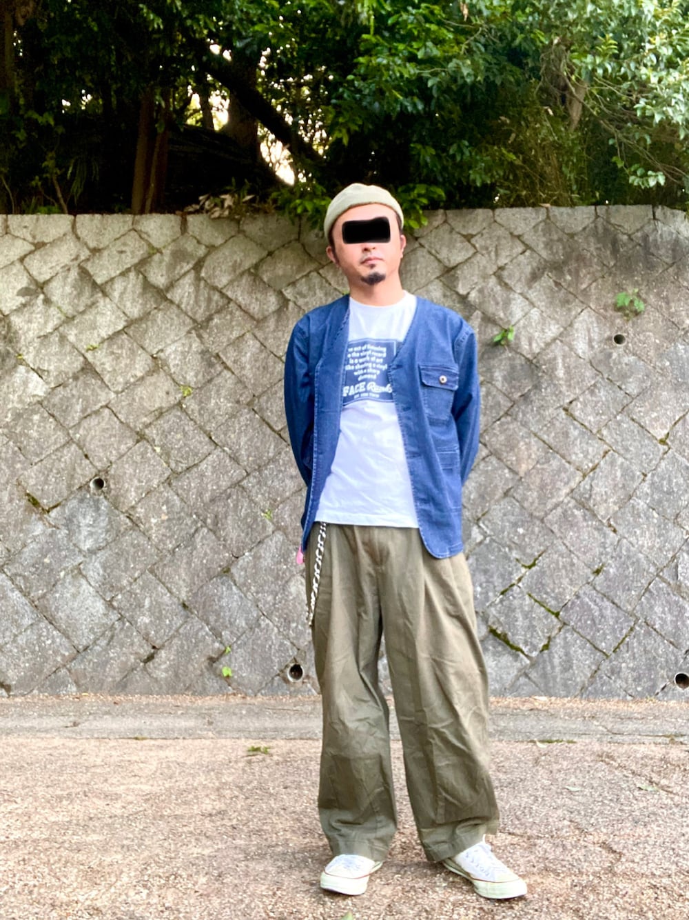 「春コーデ、初夏コーデ、休日スタイル、リラックススタイル、フィッシャーマンキャップ、ノーカラージャケット、デニムジャケット、デニム、Tシャツ、ワイドパンツ、ウォレットチェーン、スニーカー、オールスター、お出かけコーデ、ご近所コーデ」｜「CA4LAのアイテム（キャップ、グリーン系）」を使った、タニさんさん（メンズ・169cm）の夏コーディネートの1枚目の写真