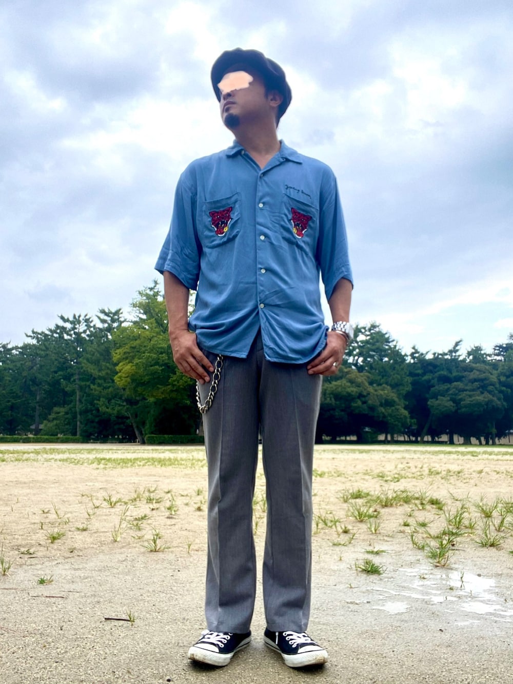 「夏コーデ、ワーク、ワークスタイル、キャスケット、ボーリングシャツ、スカシャツ、腕時計、ウォレットチェーン、スラックス、スニーカー、オールスター、アツいコーデ全部見せ、休日スタイル、オープンカラーシャツ、おでかけコーデ」｜「不明のアイテム（キャスケット、ブラック系）」を使った、タニさんさん（メンズ・169cm）の夏コーディネートの1枚目の写真