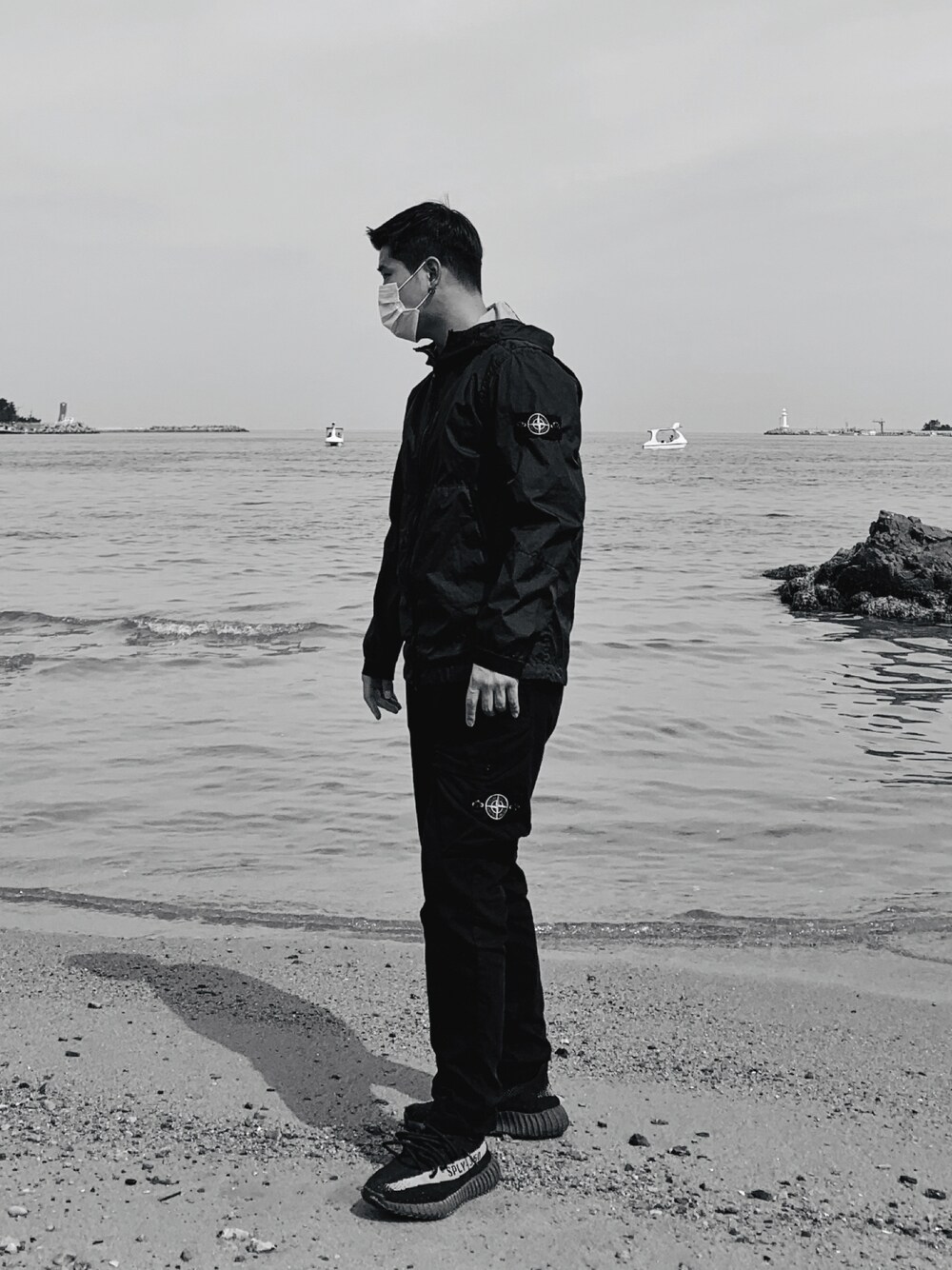 「beach、daily look、stoneisland、monochrome、YeezyBoost350、instagramフォローお願いします」｜「STONE ISLANDのアイテム（ジャケット/アウター、ブラック系）」を使った、bae.noo.mingさん（メンズ・180cm）の秋コーディネートの1枚目の写真