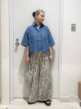 「アイテム（クラッチバッグ、シルバー系）」を使った、まるこさん（レディース・156cm）の春コーディネート
