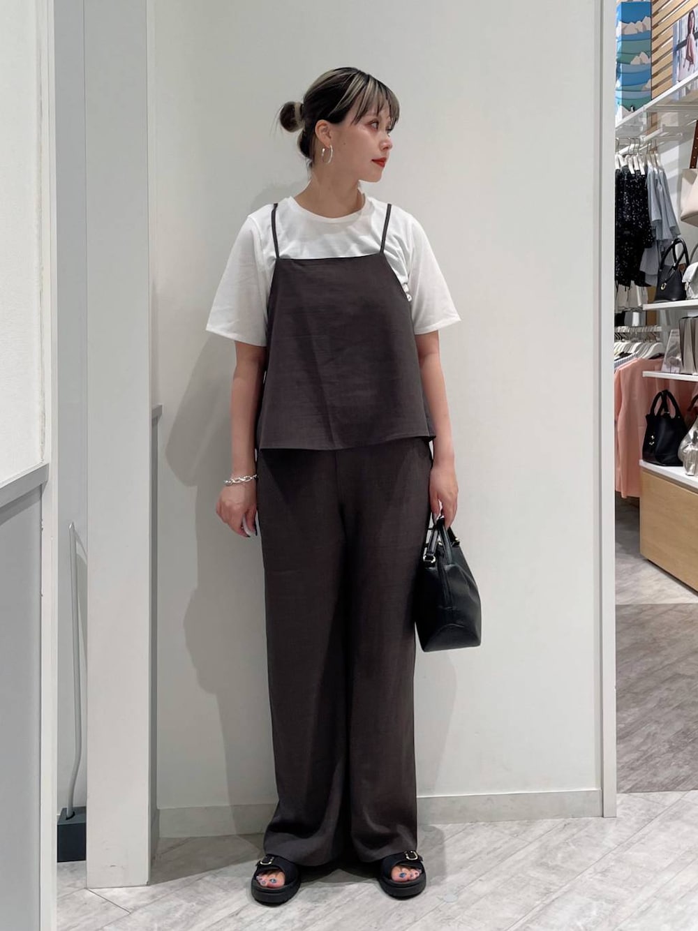 「着痩せ・細見え、個性派、カジュアル、Tシャツ、キャミワンピース、ワンピース、サロペット、サンダル、バッグ、楽ちんコーデ、ママコーデ、おでかけ、GLOBAL WORK、まちがいない服_GLOBAL WORK、きれいめカジュアル」｜「GLOBAL WORKのスペ軽お財布ショルダー/132336（ショルダーバッグ、ブラック系）」を使った、まるこさん（レディース・156cm）の夏コーディネートの1枚目の写真