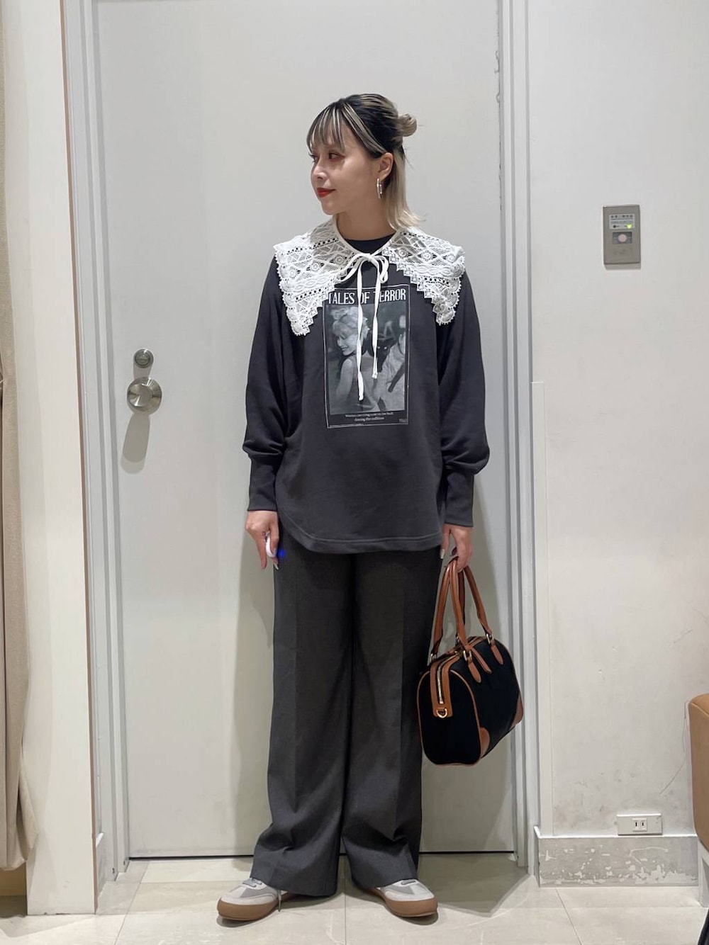 グレー系のスニーカー、グレー系のその他パンツ、ブラック系のボストンバッグを着用したレディースの秋コーディネートの1枚目の写真