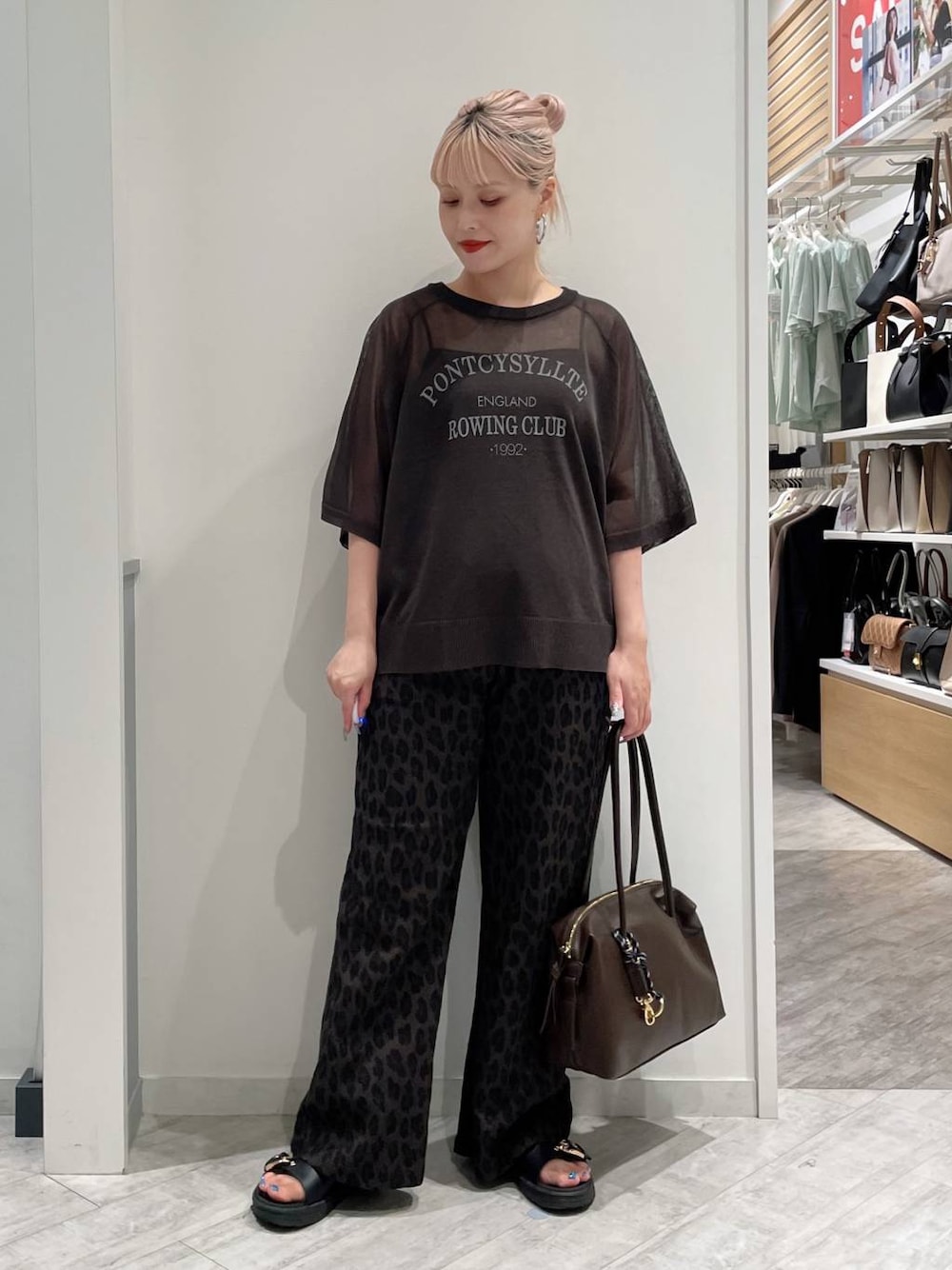 「着痩せ・細見え、個性派、カジュアル、キャミソール、カップ付きインナー、Tシャツ、シアートップス、ワイドパンツ、パンツ、サンダル、バッグ、楽ちんコーデ、ママコーデ、おでかけ、GLOBAL WORK」｜「niko and...のDRYクシュイージーパンツ（その他パンツ、グレー系）」を使った、まるこさん（レディース・156cm）の夏コーディネートの1枚目の写真