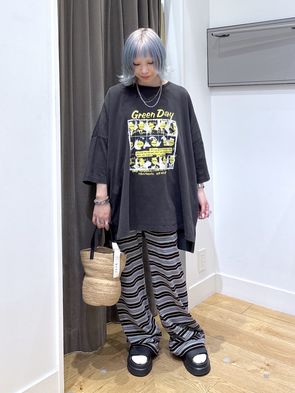 ブラック系のTシャツ/カットソー、ブラック系のその他パンツ、ベージュ系のトートバッグを着用したレディースの夏コーディネートの1枚目の写真