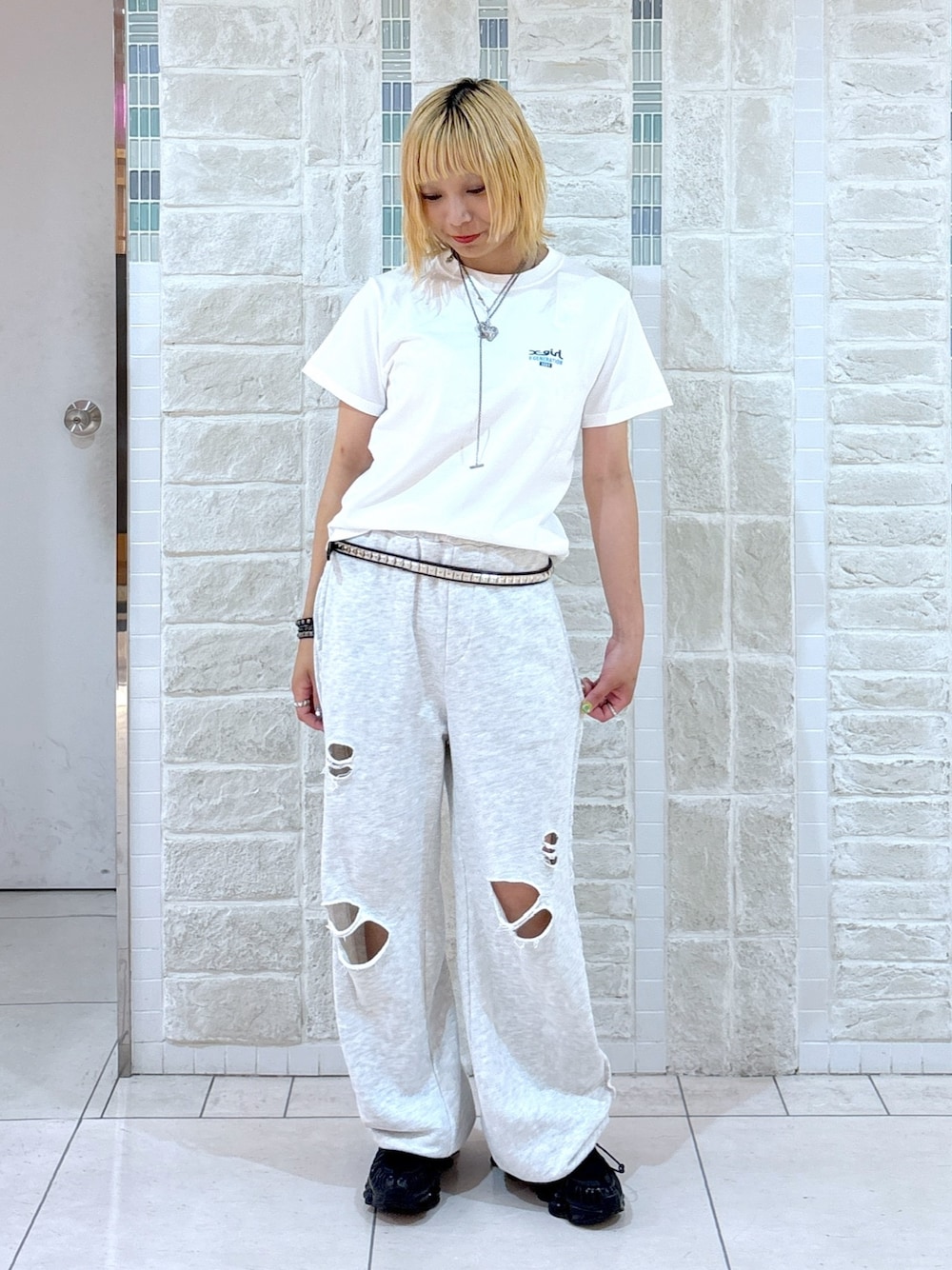 「スウェットパンツ、スウェットコーデ、Tシャツ、Tシャツコーデ、夏、夏コーデ、白Tシャツ、グレー、グレーコーデ、xgirl、Xgirl_ootd、x-girl、x-girl_ootd、シンフルコーデ、ロゴT」｜「X-girlのMESSAGE BOX FRAMED FACE S/S TEE（Tシャツ/カットソー、ホワイト系）」を使った、吉井紗彩さん（骨格ストレート・レディース・155cm）の夏コーディネートの1枚目の写真