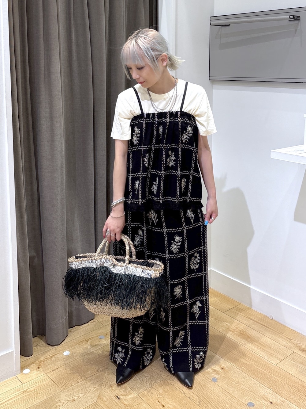 ブラック系のカーディガン/ボレロ、ブラック系のパンプス、ブラック系のその他パンツを着用したレディースの夏コーディネートの1枚目の写真