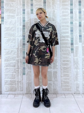 「アイテム（キーホルダー）」を使った、吉井紗彩さん（レディース・155cm）の夏コーディネート