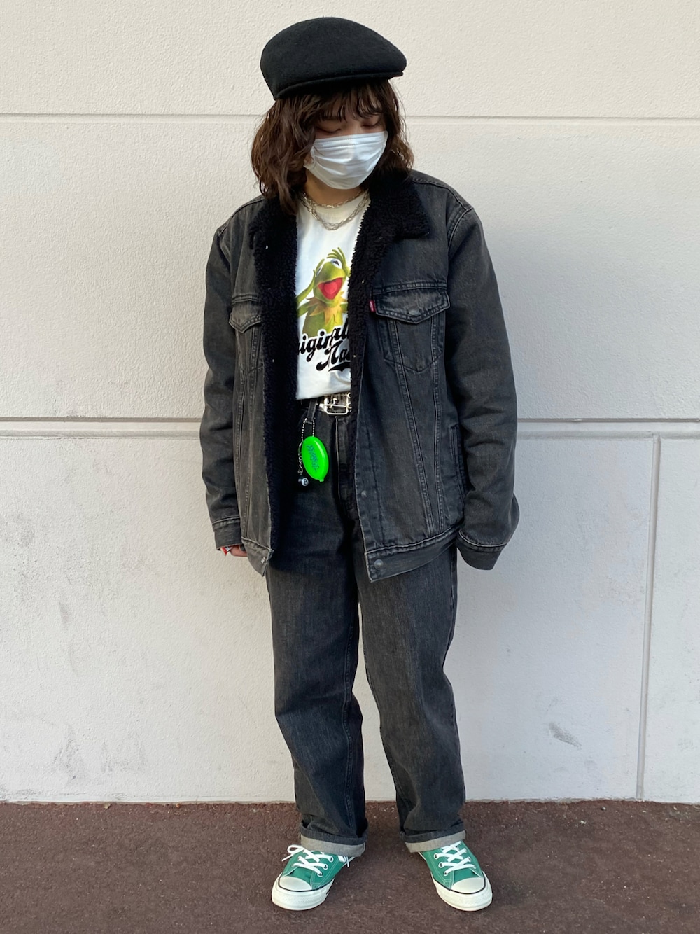 「カジュアル、セットアップ、デニム、デニムジャケット、デニムオンデニム、ハンチング、Levi's、ストリート、ootd、おしゃれさんと繋がりたい」｜「X-girlのGRAFFITI HUNTING CAP（ハンチング/ベレー帽、ブラック系）」を使った、吉井紗彩さん（レディース・155cm）の冬コーディネートの1枚目の写真