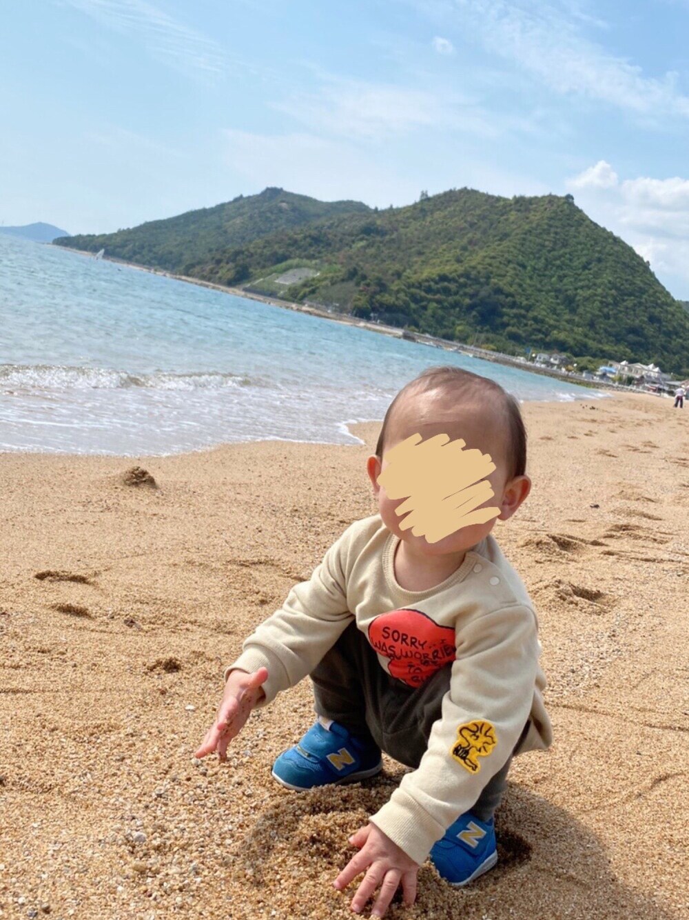 「キッズコーデ、春夏コーデ、男の子コーデ、プチプラコーデ、海、1歳」｜「古着のアイテム（スウェット、ベージュ系）」を使った、chiroruさん（キッズ・90cm）の春コーディネートの1枚目の写真