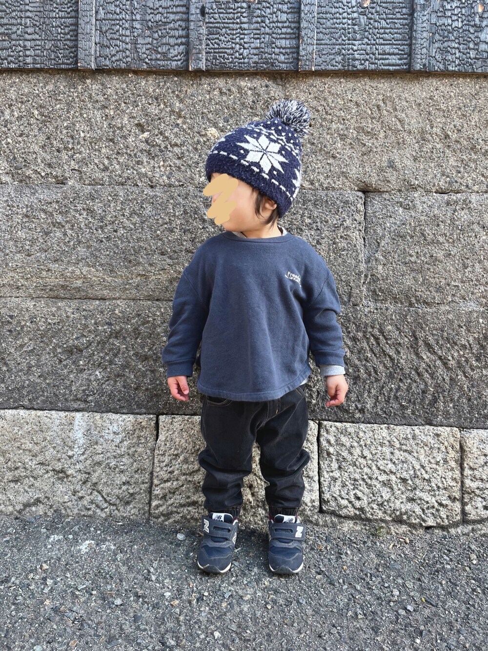 「スウェット、キッズコーデ、キッズファッション、男の子、1歳、シンプル、プチプラ、スニーカーコーデ、ニット帽」｜「無印良品のアイテム（帽子、ブルー系）」を使った、chiroruさん（キッズ・90cm）の春コーディネートの1枚目の写真
