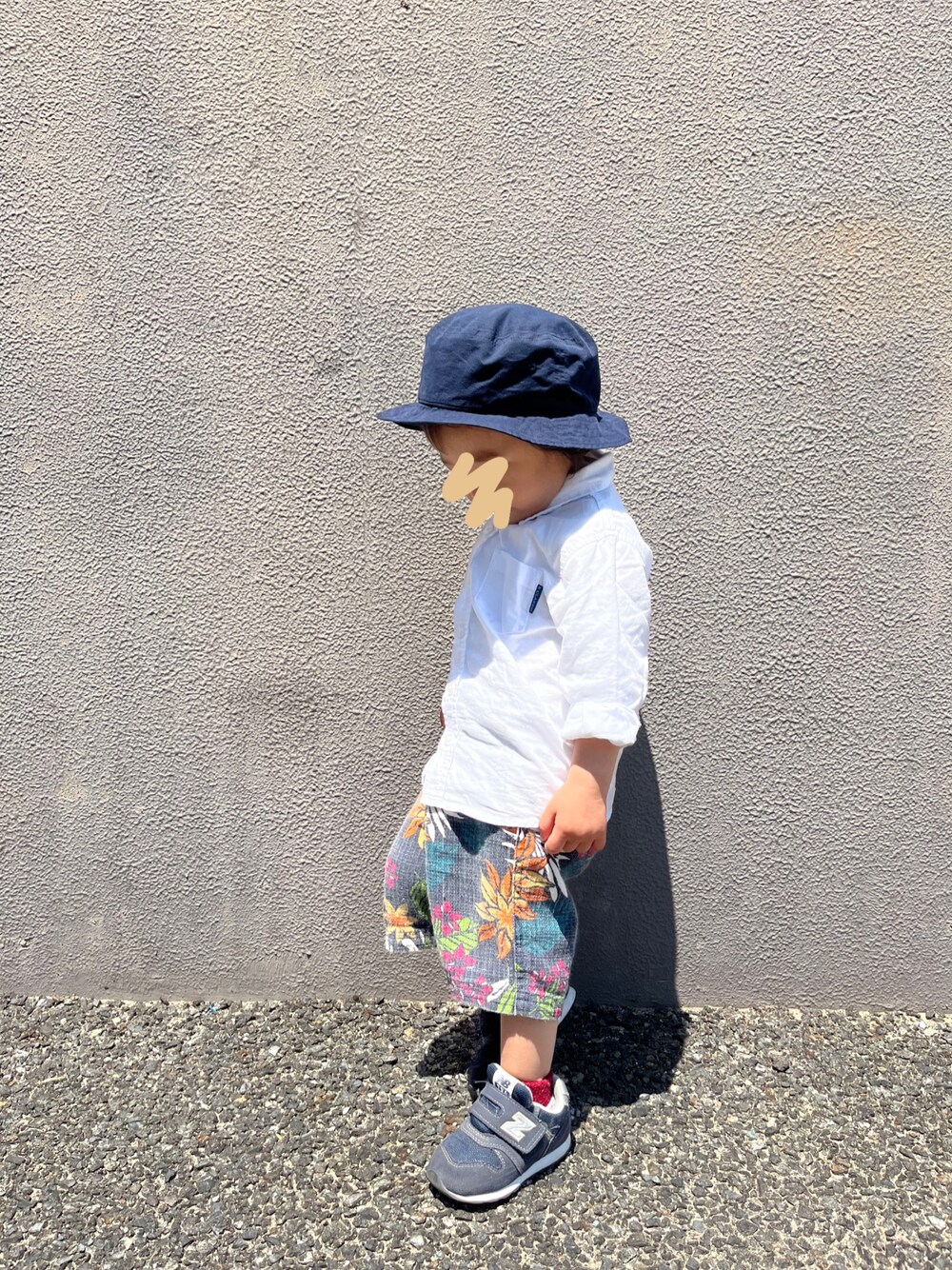 「キッズファッション、男の子、キッズコーデ、休日スタイル、ごきげんウィーク、柄パンツ、2歳」｜「西松屋のアイテム（シャツ/ブラウス、ホワイト系）」を使った、chiroruさん（キッズ・90cm）の春コーディネートの1枚目の写真