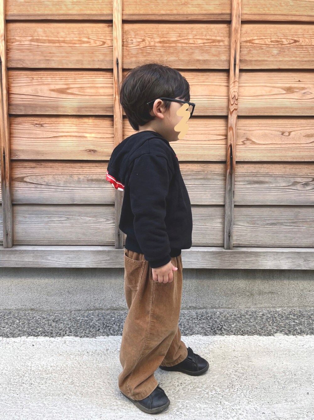 「シンプルコーデ、パーカー、キッズファッション、キッズコーデ、男の子、3歳、スニーカー、プチプラ」｜「THE SHOP TK の【100～150cm】バックプリントプルパーカー（パーカー、ブラック系）」を使った、chiroruさん（キッズ・90cm）の冬コーディネートの1枚目の写真