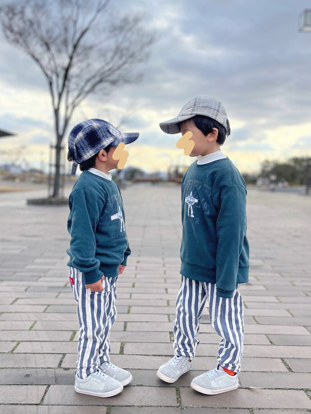 「キッズコーデ、キッズファッション、男の子、5歳、3歳、おそろいコーデ、ストライプ」｜「pairmanonの素材で選べる2デザインユニセックスキャップ（キャップ、グレー系）」を使った、chiroruさん（キッズ・100cm）の冬コーディネートの1枚目の写真
