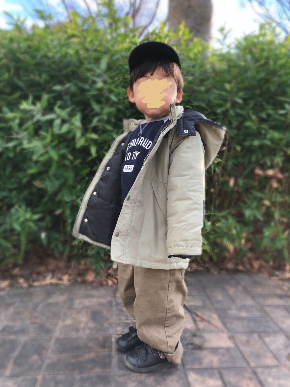 「ダウンジャケット、カジュアルコーデ、スニーカー、男の子、キッズコーデ、3歳、キャップ、あったかコーデ」｜「赤ちゃん本舗のアイテム（ダウンジャケット/コート、グリーン系）」を使った、chiroruさん（キッズ・90cm）の冬コーディネートの1枚目の写真