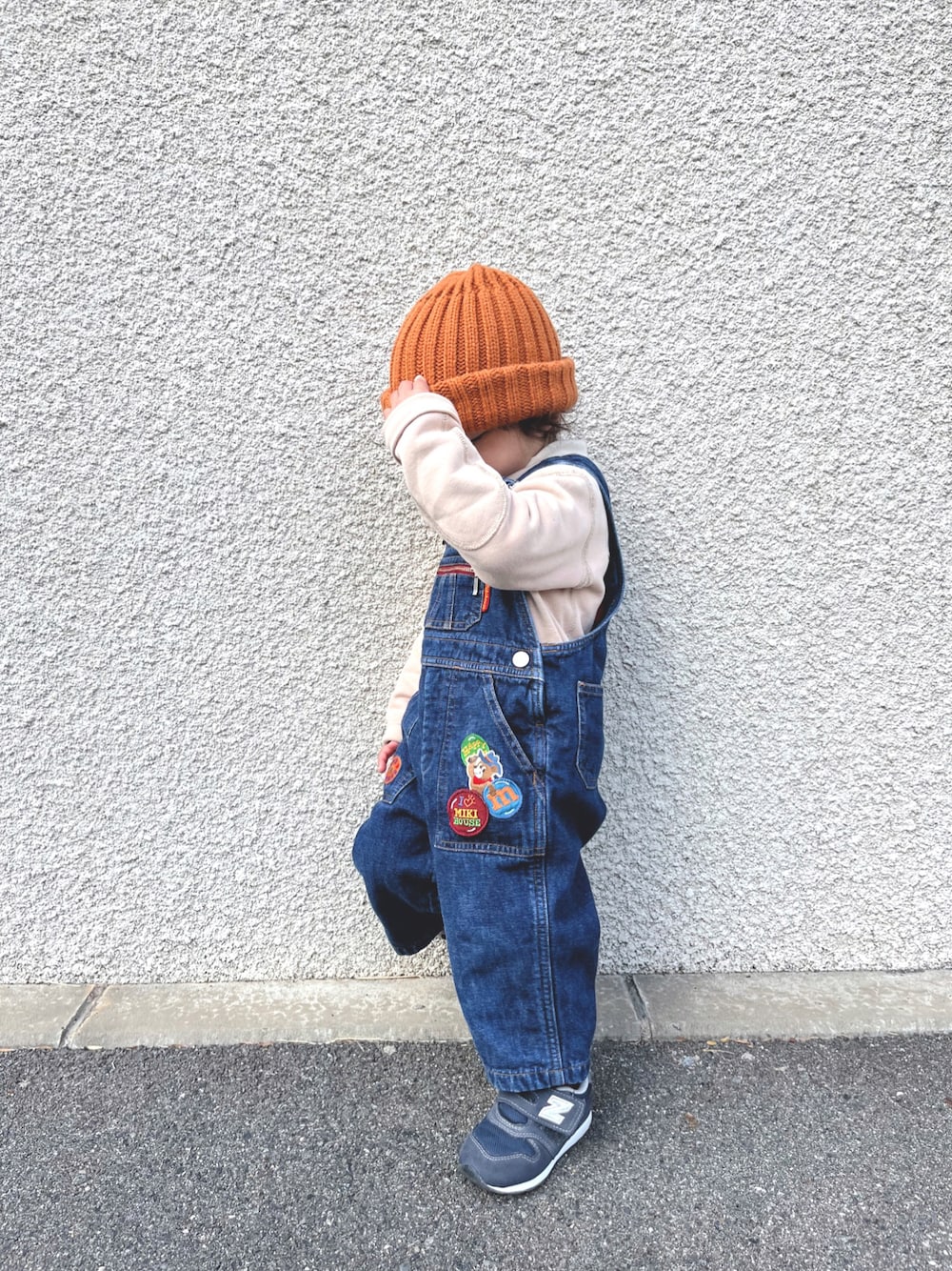 「キッズコーデ、キッズファッション、男の子、2歳、オーバーオール、ニット帽、スニーカー」｜「MIKI HOUSEのアイテム（サロペット/オーバーオール、ブルー系）」を使った、chiroruさん（キッズ・90cm）の春コーディネートの1枚目の写真