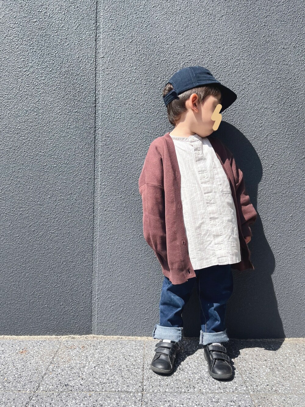 「キッズコーデ、キッズファッション、男の子、3歳、シンプル、プチプラ、カーディガン、ストライプシャツ」｜「無印良品のアイテム（シャツ/ブラウス、ホワイト系）」を使った、chiroruさん（キッズ・90cm）の春コーディネートの1枚目の写真