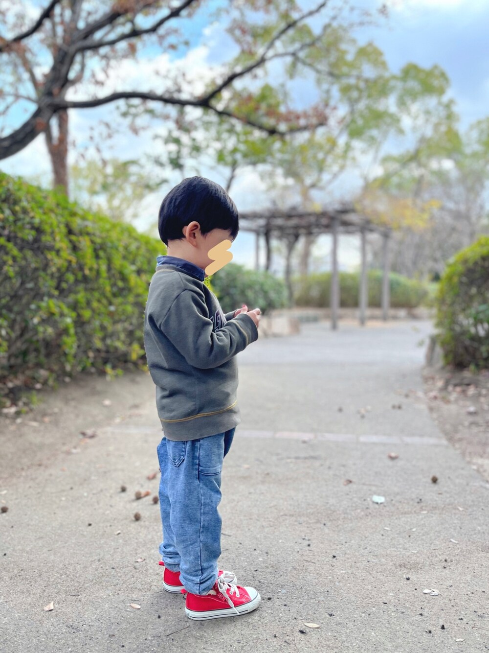 「キッズファッション、キッズコーデ、男の子、4歳、スニーカーコーデ、シンプル、プチプラ」｜「BREEZEのカレッジトレーナー（スウェット、グリーン系）」を使った、chiroruさん（キッズ・100cm）の春コーディネートの1枚目の写真