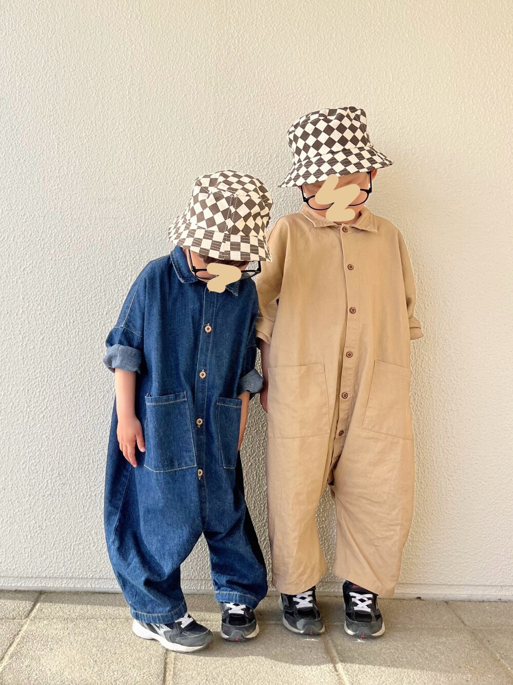 「キッズコーデ、キッズファッション、男の子、5歳、4歳、シンプルコーデ、プチプラコーデ、兄弟コーデ」｜「韓国子供服のアイテム（つなぎ/オールインワン、ブルー系）」を使った、chiroruさん（キッズ・100cm）の春コーディネートの1枚目の写真
