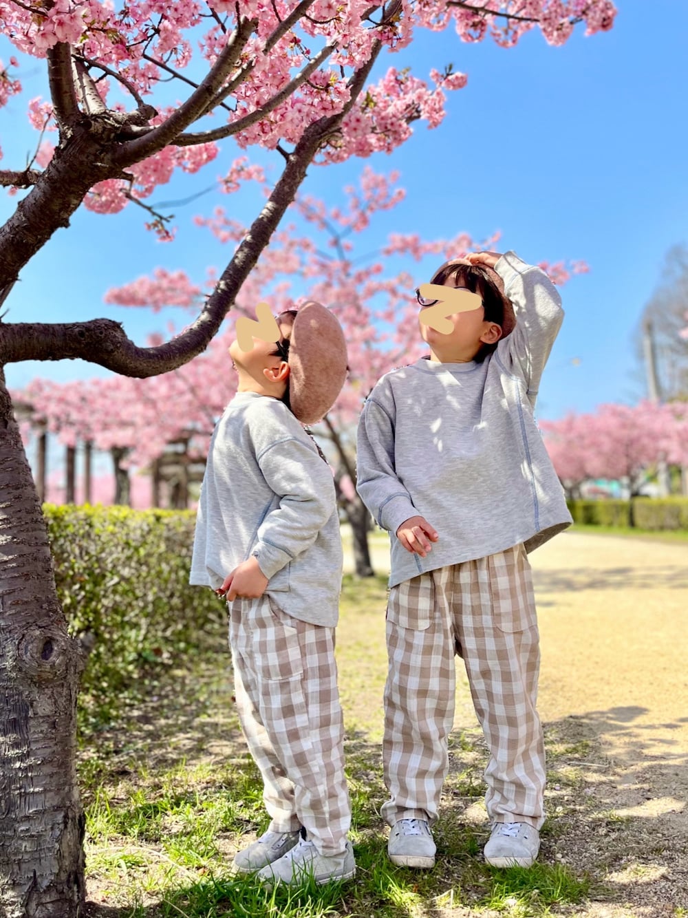 「春めき満開コーデ、淡色コーデ、キッズコーデ、キッズファッション、男の子、6歳、5歳、おそろいコーデ」｜「pairmanonの【ママとおそろい】配色ステッチ 裏毛トレーナー（スウェット、グレー系）」を使った、chiroruさん（キッズ・110cm）の春コーディネートの1枚目の写真