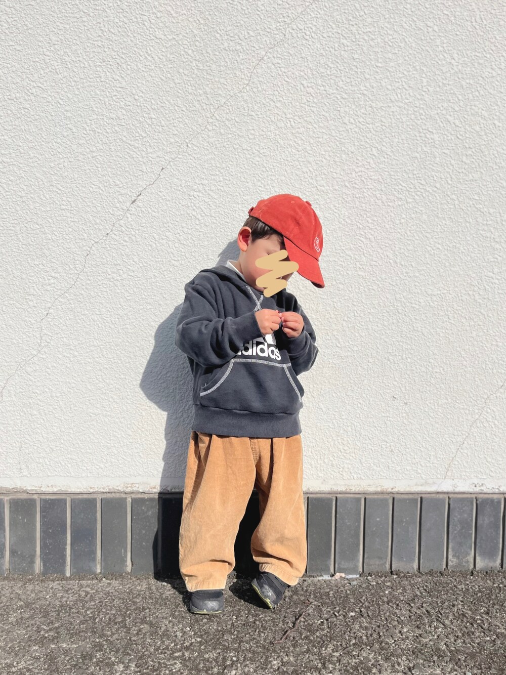 「キッズコーデ、キッズファッション、男の子、3歳、キャップ、シンプル、プチプラ、カジュアルコーデ」｜「adidasのアイテム（パーカー、ブラック系）」を使った、chiroruさん（キッズ・100cm）の春コーディネートの1枚目の写真
