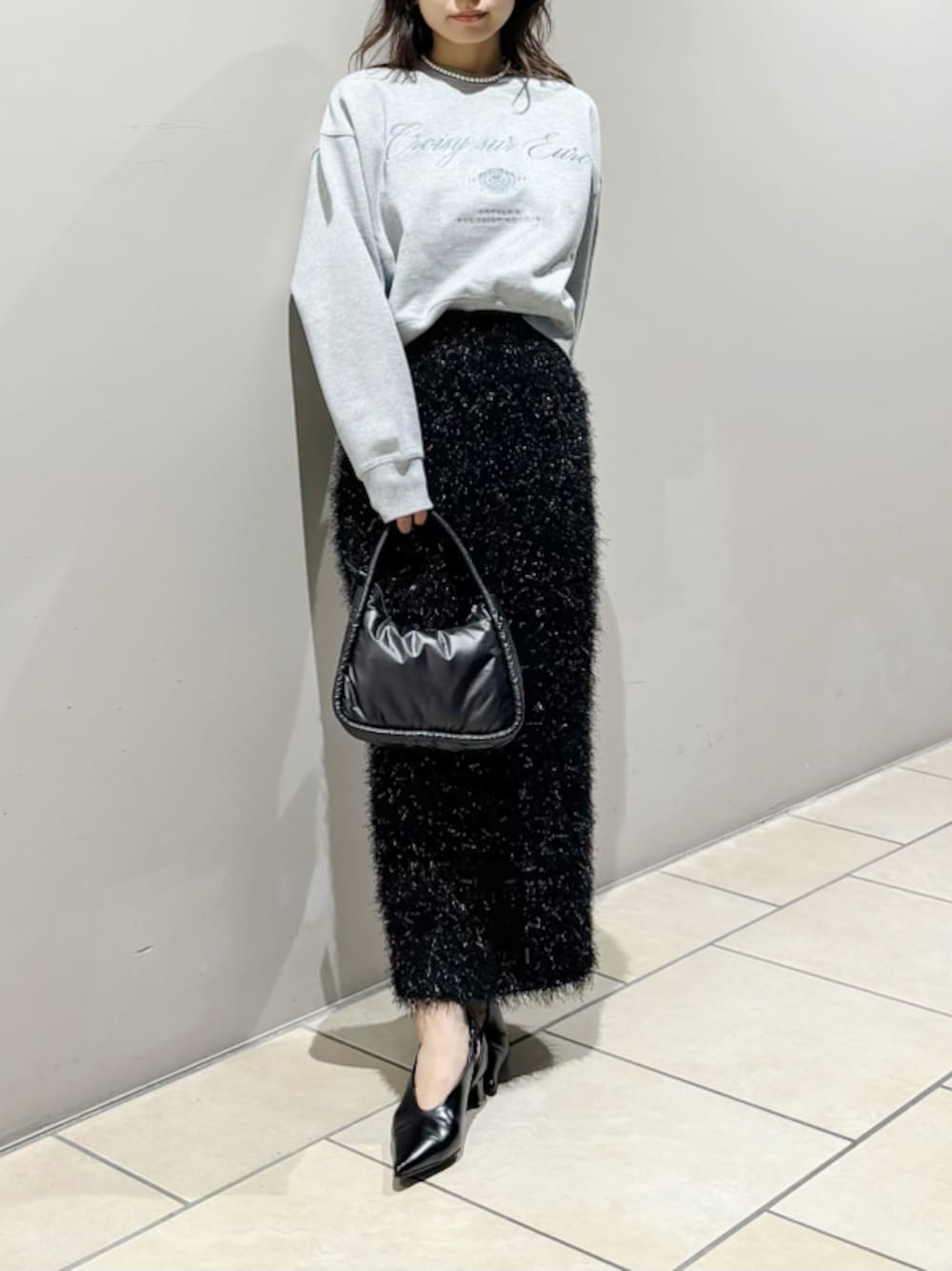 「デートコーデ、パンプス、タイトスカート、ロングスカート、スウェット、ニット、スカート、ハイウエスト、イエベ、骨格ナチュラル」｜「FRAY I.Dのロゴエンブロイダリークロップドスウェット（スウェット、グレー系）」を使った、FRAY I.Dさん（レディース・159cm）の冬コーディネートの1枚目の写真