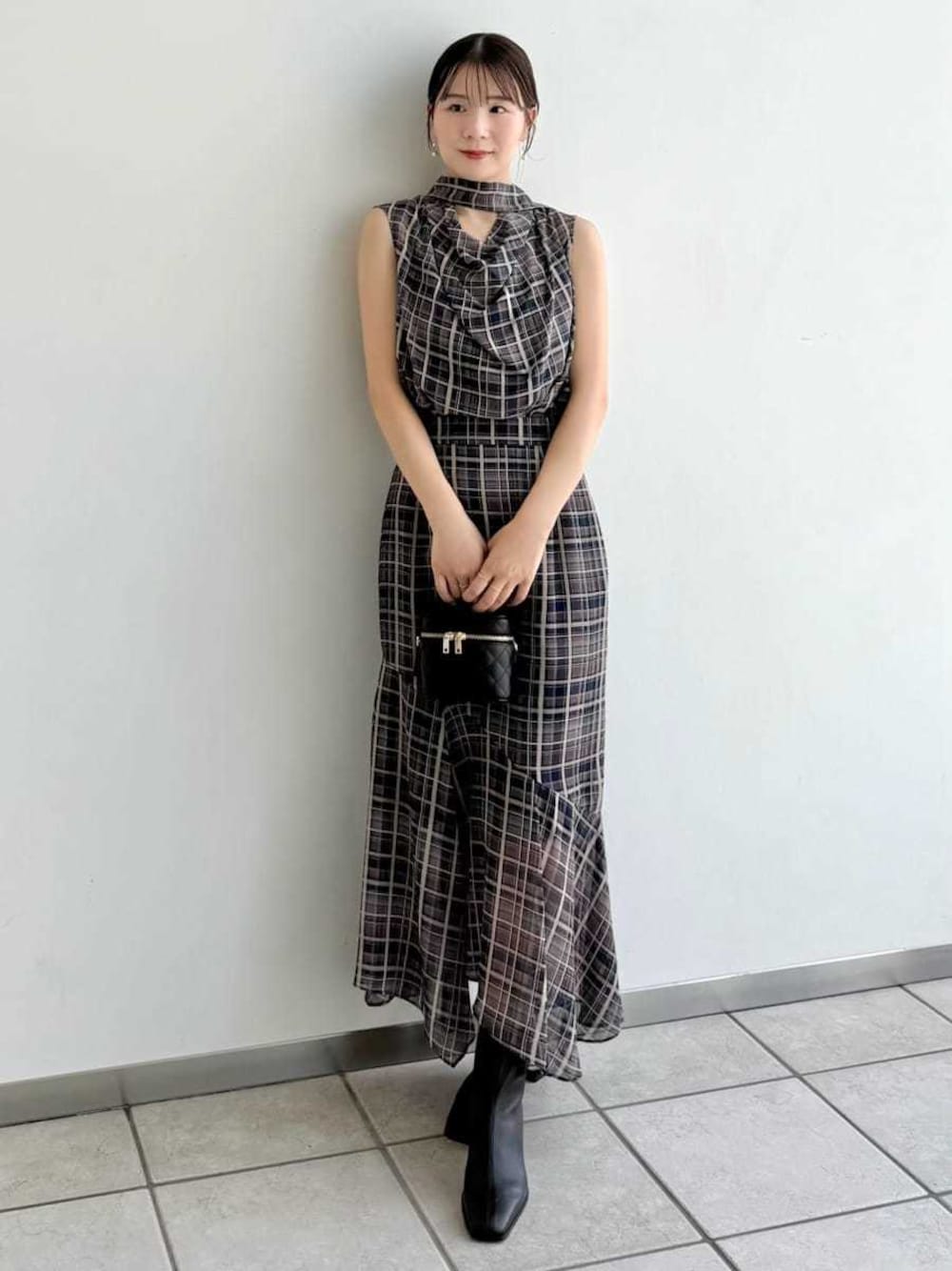 ブルー系のシャツ/ブラウス、ブルー系のスカート、ブラック系のブーツを着用したレディースの秋コーディネートの1枚目の写真