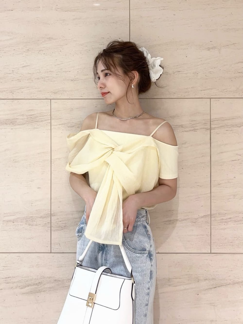 「デートコーデ、サンダル、ストレートパンツ、ワイドパンツ、デニム、パンツ、ブラウス、イエベ、骨格ナチュラル、ハンドバッグ」｜「FRAY I.Dのノットデザインカットコンビトップス（Tシャツ/カットソー、イエロー系）」を使った、FRAY I.Dさん（レディース・159cm）の春コーディネートの1枚目の写真