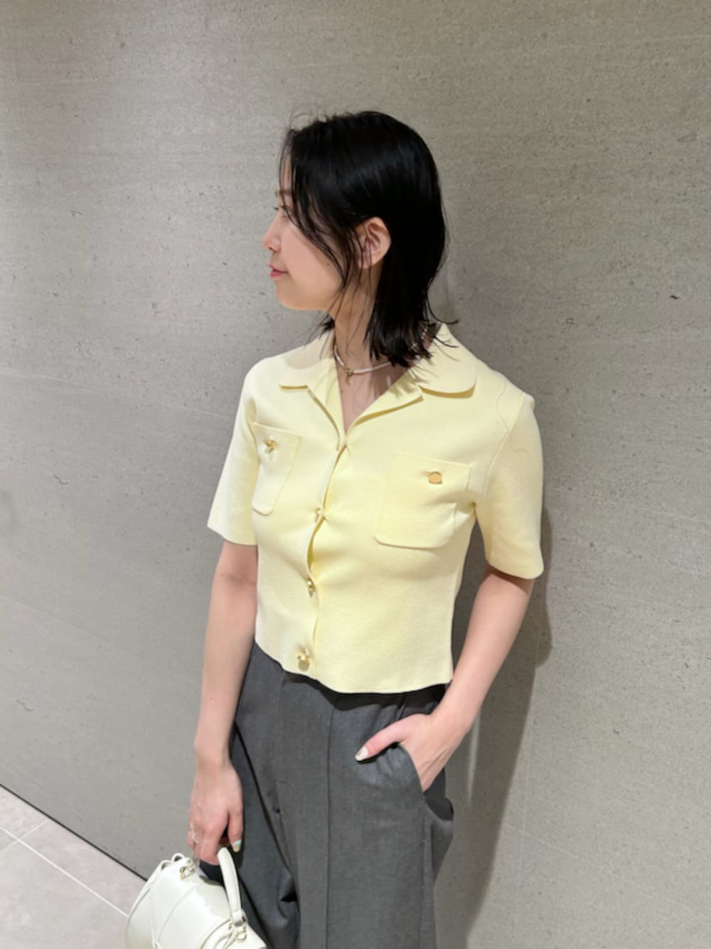 「着回し、高身長、シアー、ショルダーバッグ、サンダル、フラットシューズ、ストレートパンツ、ワイドパンツ、パンツ、ニット、ハイウエスト、イエベ、イエベ秋、骨格ストレート、ハンドバッグ」｜「FRAY I.Dのオープンカラーミラノリブニットジャケット（ニット/セーター、イエロー系）」を使った、FRAY I.Dさん（レディース・161cm）の春コーディネートの1枚目の写真