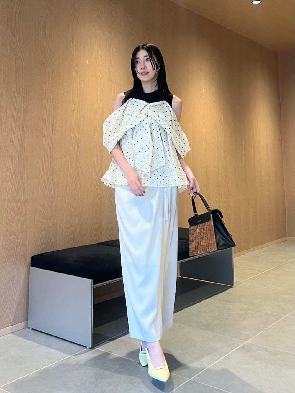 ニットコンビペプラムトップスを使った人気ファッションコーディネート 