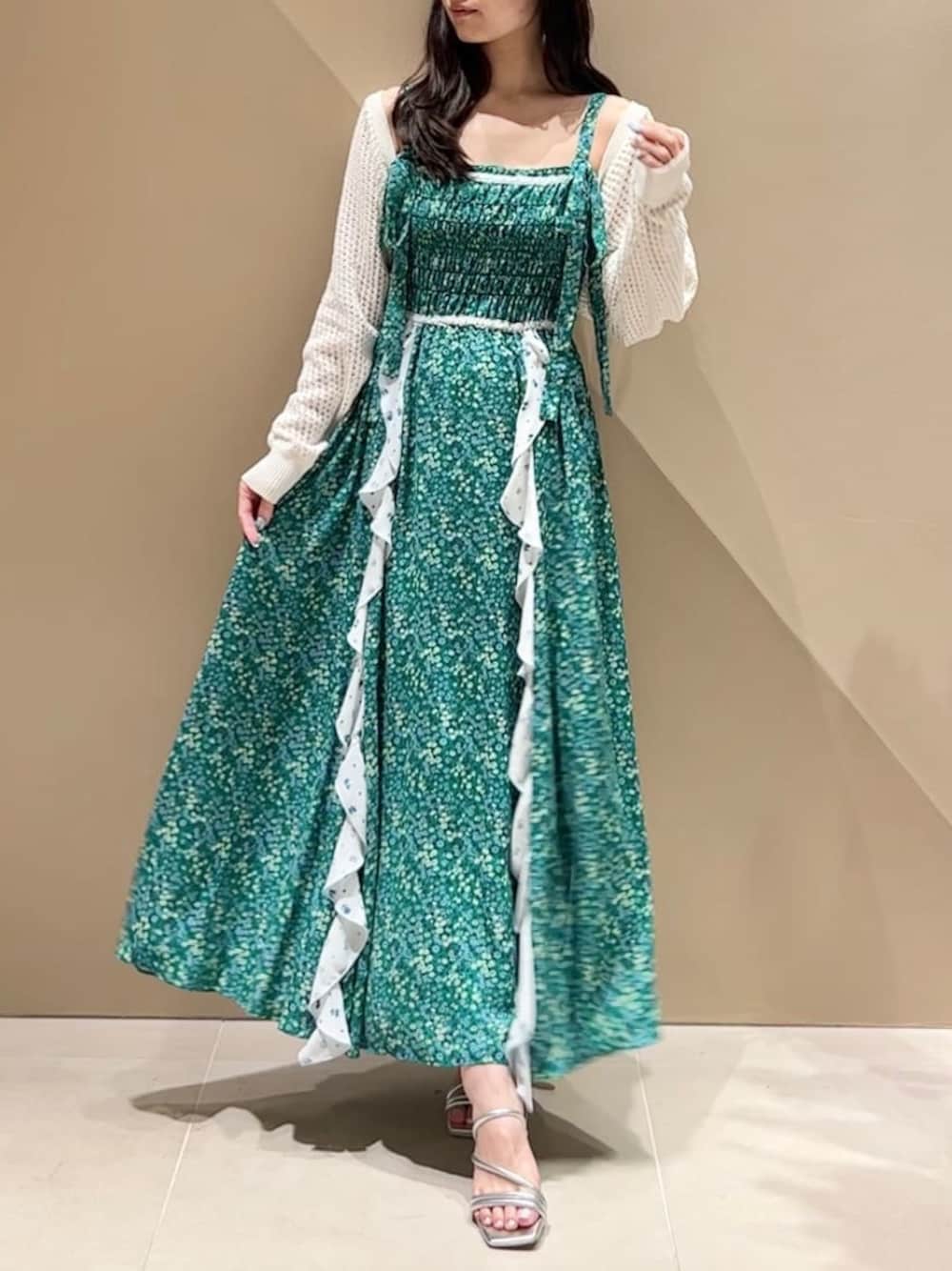 ホワイト系のカーディガン/ボレロ、シルバー系のサンダル、グリーン系のドレスを着用したレディースの春コーディネートの1枚目の写真