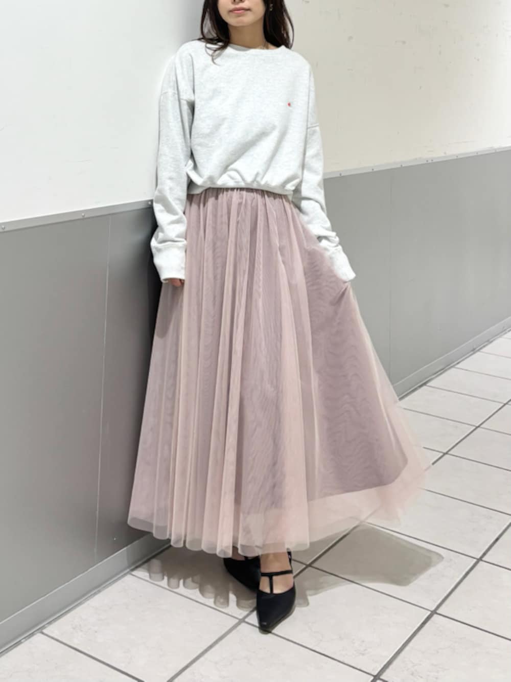 「パンプス、フレアスカート、ロングスカート、スウェット、Champion、レース、チャンピオン、スカート、イエベ、骨格ナチュラル」｜「FRAY I.Dの【Champion】クルーネックスウェット（スウェット、ホワイト系）」を使った、FRAY I.Dさん（レディース・159cm）の春コーディネートの1枚目の写真