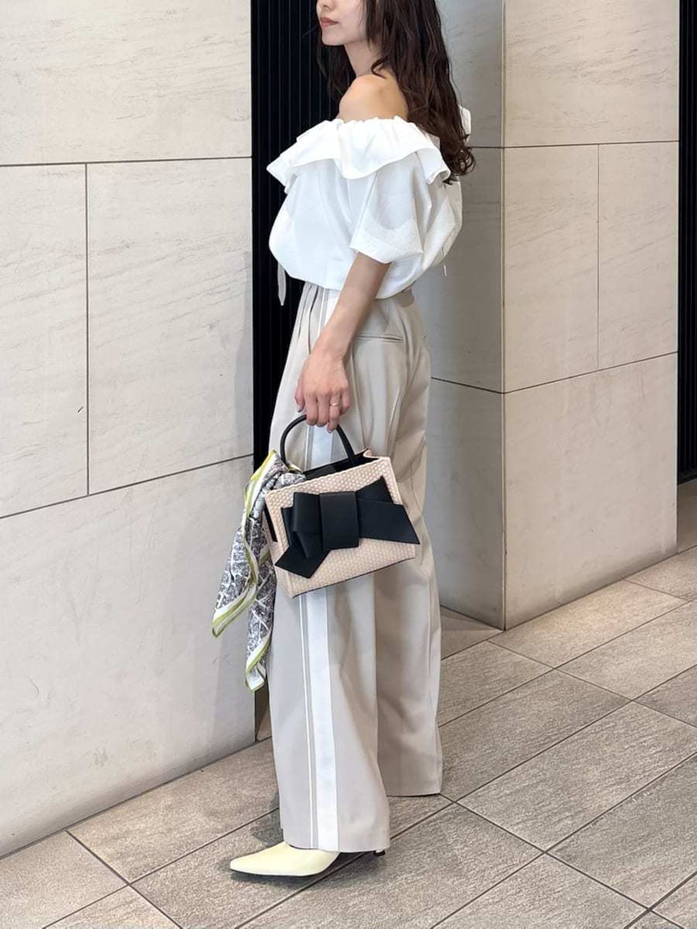 「デートコーデ、ショルダーバッグ、パンプス、ストレートパンツ、ワイドパンツ、パンツ、ブラウス、イエベ、骨格ナチュラル、ハンドバッグ」｜「FRAY I.Dのタックボリュームブラウス（シャツ/ブラウス、ホワイト系）」を使った、FRAY I.Dさん（レディース・159cm）の春コーディネートの1枚目の写真