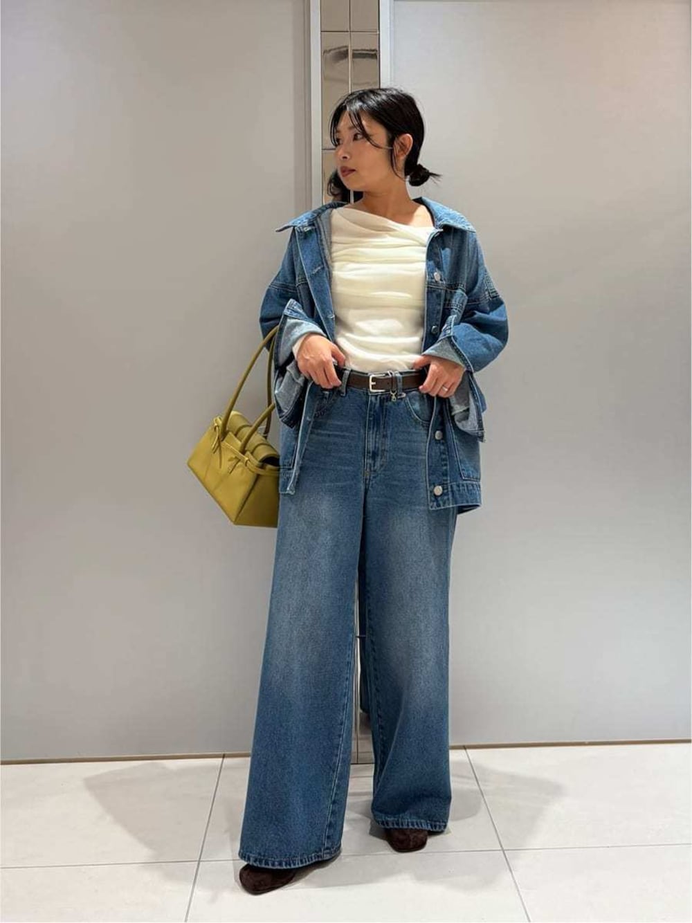 ホワイト系のTシャツ/カットソー、ブルー系のデニムジャケット、ブルー系のデニムパンツを着用したレディースの夏コーディネートの1枚目の写真