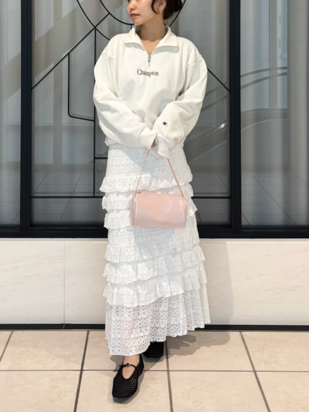 「パンプス、ロングスカート、スウェット、Champion、レース、チャンピオン、スカート、イエベ、骨格ナチュラル、ハンドバッグ」｜「FRAY I.Dの【Champion】リバースウィーブハーフジッププルオーバー（スウェット、ホワイト系）」を使った、FRAY I.Dさん（レディース・159cm）の春コーディネートの1枚目の写真