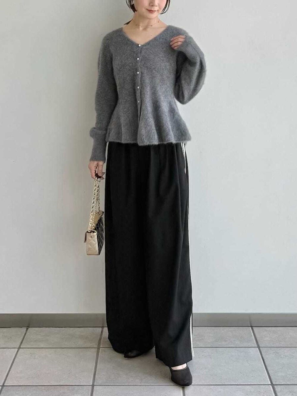 グレー系のカーディガン/ボレロを着用したレディースの冬コーディネートの1枚目の写真