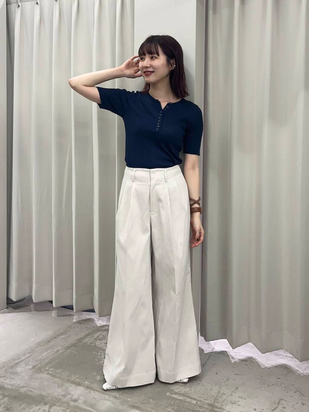 「シンプル、センスオブプレイス、シンプルコーデ、パンツ、ヘンリーネック、低身長、オトナ女子、senseofplace、夏コーデ、オフィスカジュアル、低身長コーデ、きれいめコーデ、オフィス、大人コーデ、sop」｜「SENSE OF PLACE by URBAN RESEARCHのコードアミポインテッドサンダル（サンダル、ホワイト系）」を使った、りなてぃさん（レディース・154cm）の夏コーディネートの1枚目の写真
