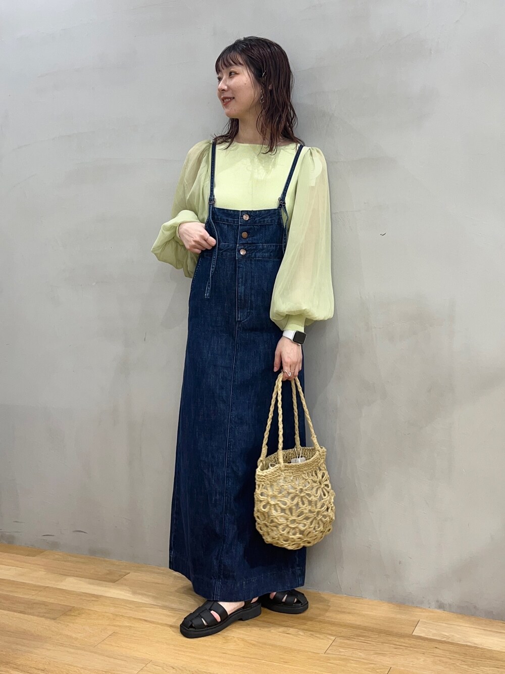 「SENSEOFPLACE、骨格ウェーブ、キャミワンピ、ボリューム袖、春コーデ、休日スタイル、プチプラ、春服みてみて、ビッグシルエット、パステル映える春、サロペット、デニム」｜「SENSE OF PLACE by URBAN RESEARCHの『堀田真由さん着用』シアーボリュームスリーブセーター（ニット/セーター、イエロー系）」を使った、りなてぃさん（レディース・155cm）の春コーディネートの1枚目の写真