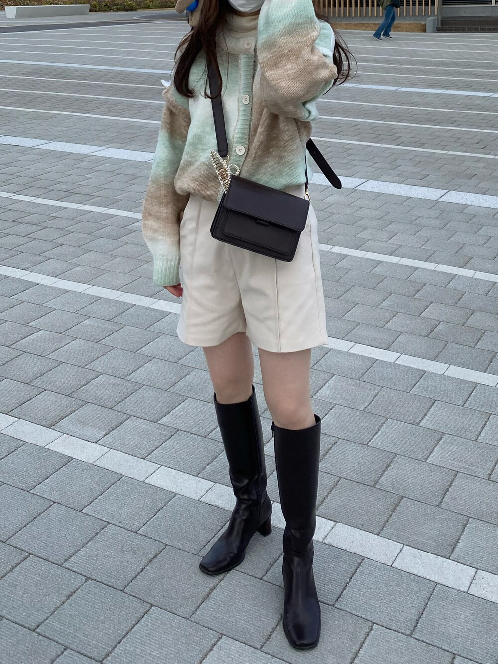 「着回しコーデ、冬コーデ、休日コーデ、骨格ウェーブ、イエベ春、ロングブーツ、モヘアカーディガン、淡色コーデ、高身長コーデ」｜「MOUSSYのSLIM LONG ブーツ（ブーツ、ブラウン系）」を使った、ぴょんちゃんさん（レディース・166cm）の冬コーディネートの1枚目の写真