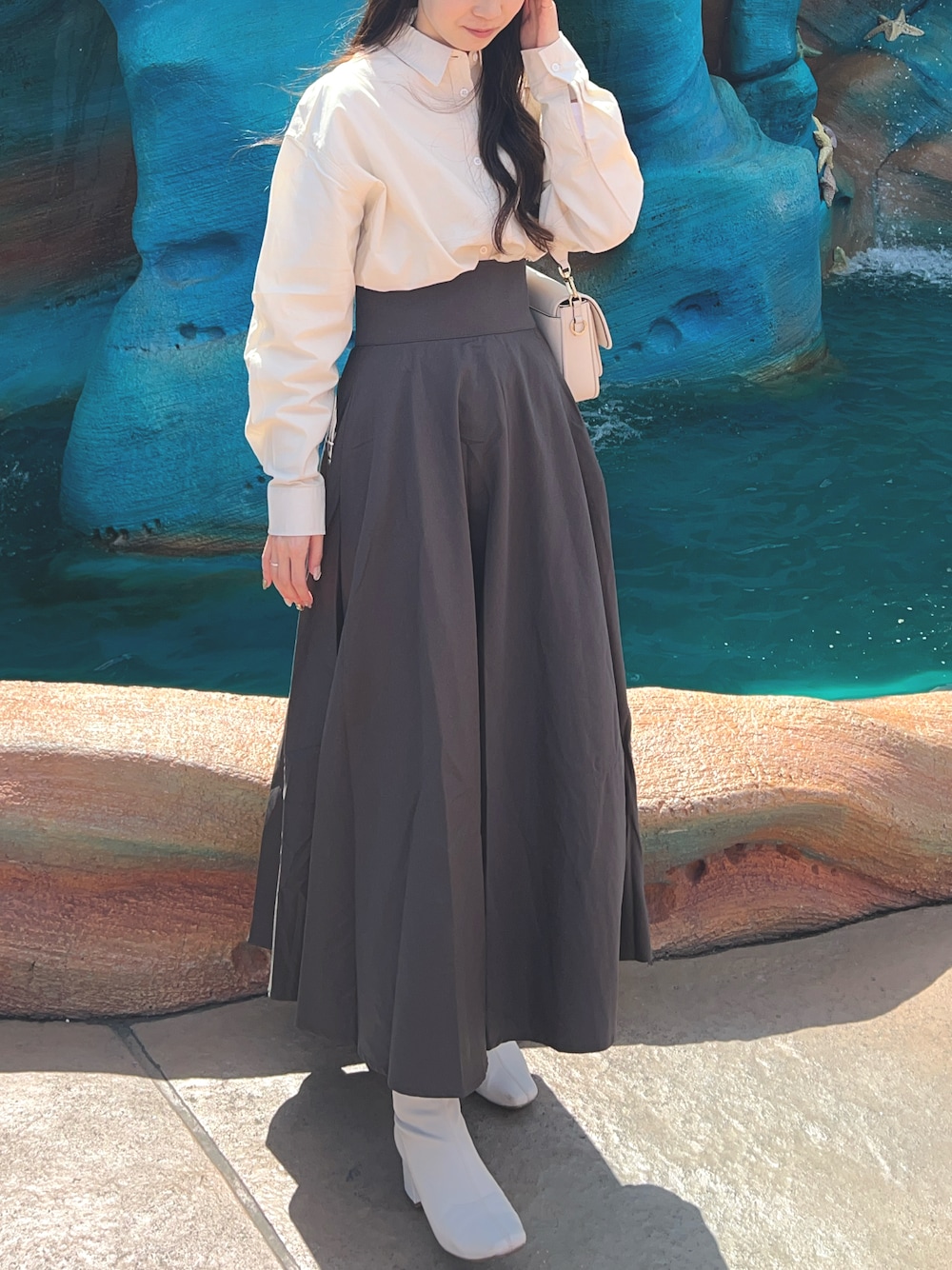 「大人可愛い、キレイめ、骨格ウェーブ、高身長コーデ、ディズニー、ディズニーシー、ディズニーコーデ、春コーデ、春色」｜「Louereの薄手ハイウエストボリュームフレアスカート（スカート、グレー系）」を使った、ぴょんちゃんさん（レディース・166cm）の春コーディネートの1枚目の写真