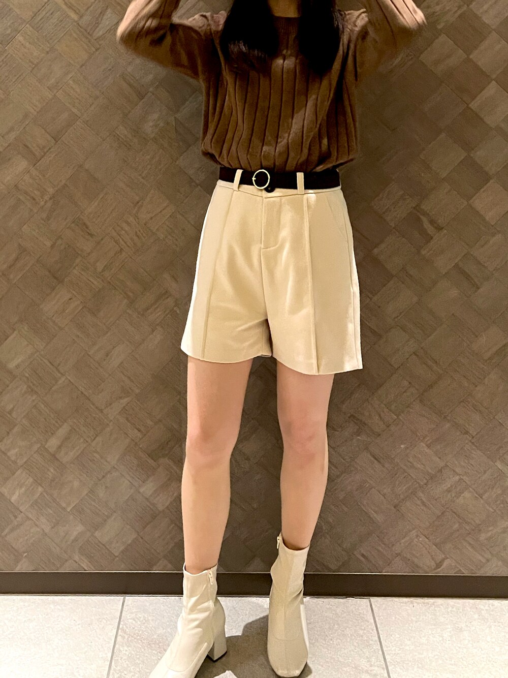 「着回しコーデ、淡色コーデ、GU、ホワイトブーツ、ショートパンツ、骨格ウェーブ」｜「Diosfrontのリブニットクルーネックプルオーバー（ニット/セーター、ブラウン系）」を使った、ぴょんちゃんさん（レディース・166cm）の春コーディネートの1枚目の写真