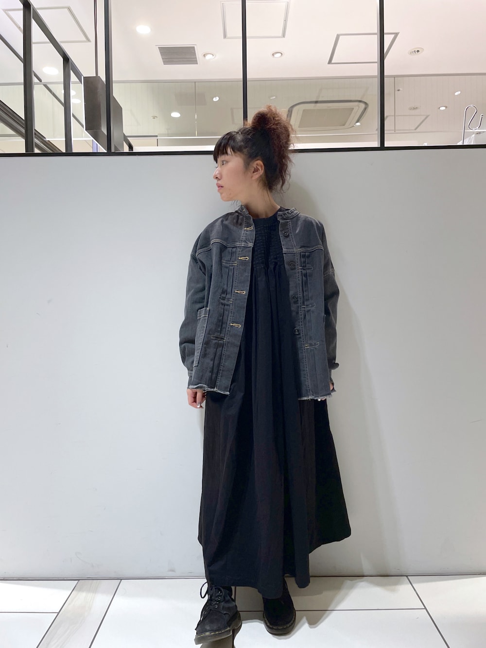 「秋冬コーデ、ピュアルセシン、pualcecin、デニムジャケット、ワンピース、低身長コーデ、153cm、Aライン、デニムコーデ、オーガニックデニム」｜「PUAL CE CINの【Du noir】ソフトコットン2WAYワンピース（ワンピース、ブラック系）」を使った、pualmaiさん（レディース・153cm）の秋コーディネートの1枚目の写真