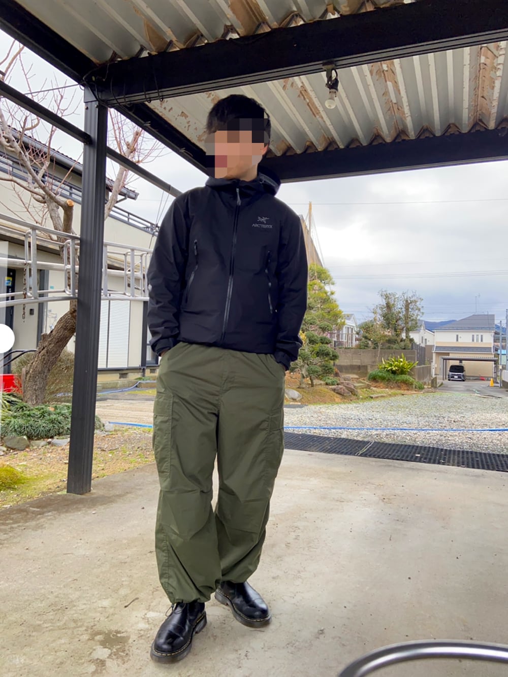 「今日のコーデ、アークテリクス、カーゴパンツ、マウンテンパーカー、ドクターマーチン」｜「GUのアイテム（カーゴパンツ、グリーン系）」を使った、尊(そん)くんさん（メンズ・175cm）の冬コーディネートの1枚目の写真