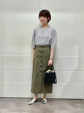 「INDIVI（インディヴィ）の【UVケア／吸汗速乾】チェック柄タックボリュームスリーブトップス（Tシャツ/カットソー、ホワイト系）」を使った、MOMOKOさん（レディース・160cm）の春コーディネート
