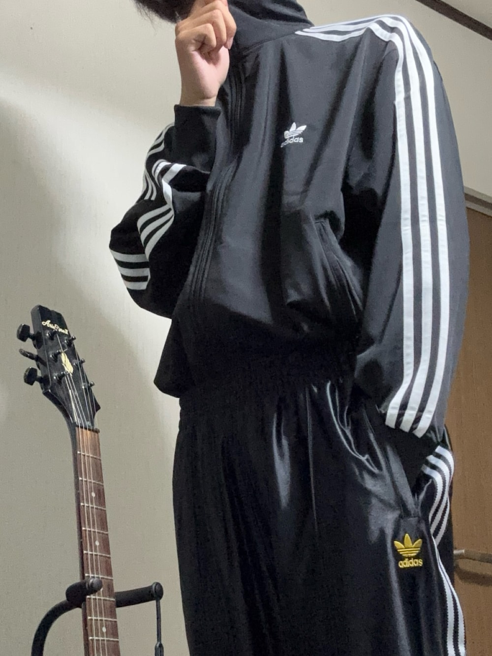 「adidas、トラックジャケット、トラックパンツ」｜「adidasのアディカラー クラシックス ファイヤーバード トラックトップ / ジャージ / アディダスオリジナルス adidas Originals（ジャージ、ブラック系）」を使った、neko0007さん（メンズ・178cm）の春コーディネートの1枚目の写真