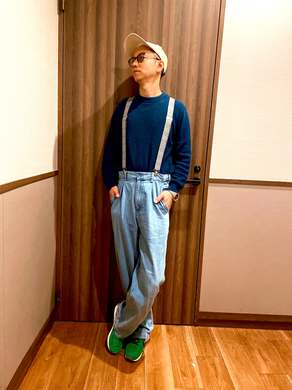 ブルー系のニット/セーター、ブルー系のデニムパンツ、グリーン系のスニーカーを着用したメンズの春コーディネートの1枚目の写真