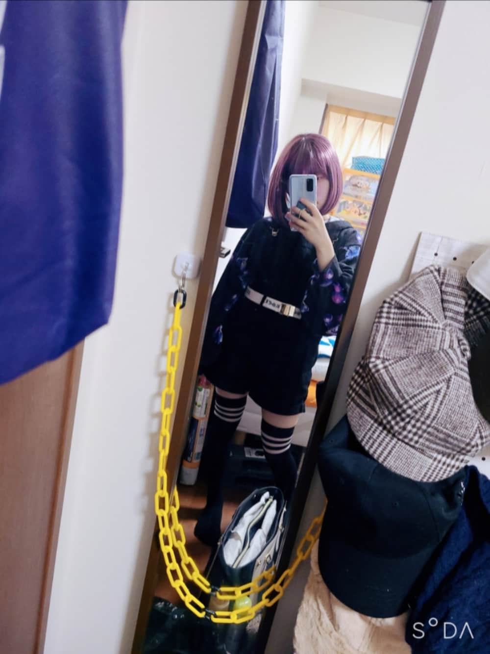 「地雷系、ロック、冬、秋」｜「不明のアイテム（サロペット/オーバーオール、ブラック系）」を使った、中村灰夜さん（レディース・144cm）の冬コーディネートの1枚目の写真