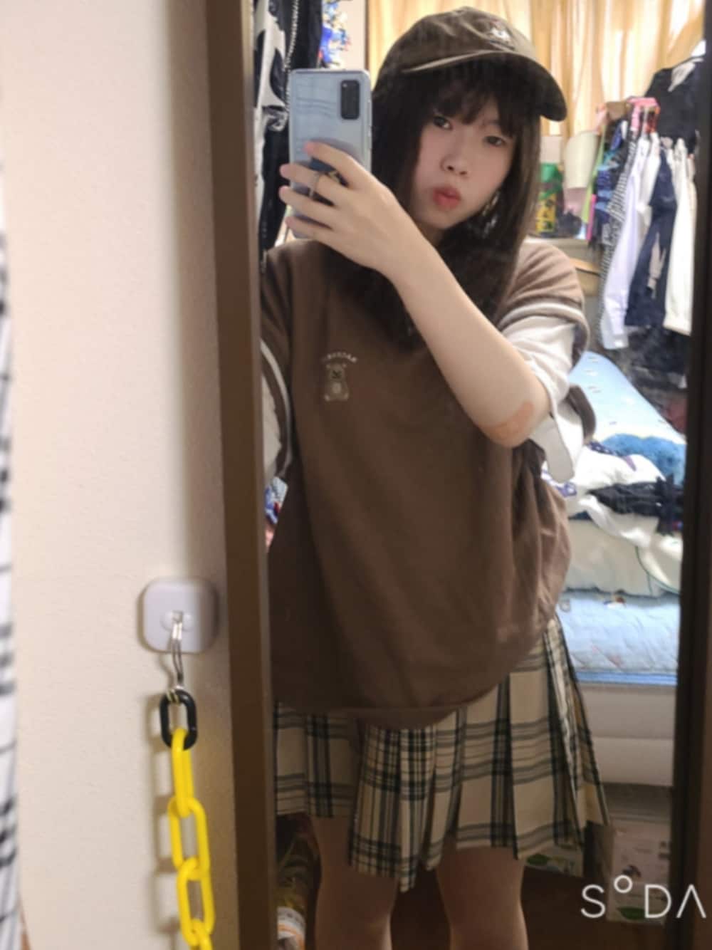 「夏、初夏、春、秋、プレッピー」｜「不明のアイテム（Tシャツ/カットソー、ブラウン系）」を使った、中村灰夜さん（レディース・144cm）の冬コーディネートの1枚目の写真