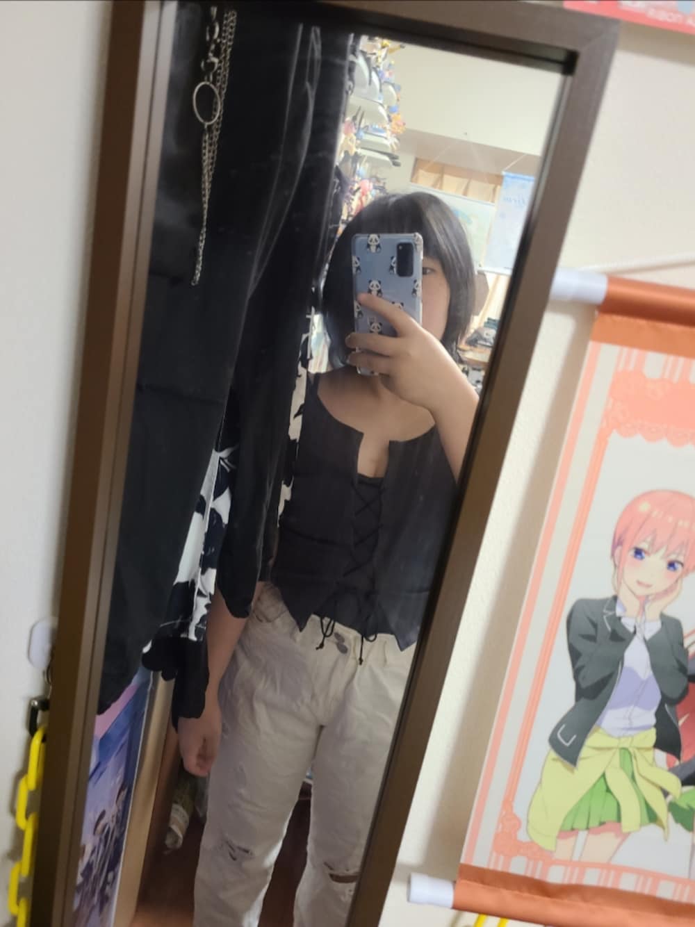 ホワイト系のデニムパンツ、グレー系のTシャツ/カットソーを着用したレディースの秋コーディネートの1枚目の写真