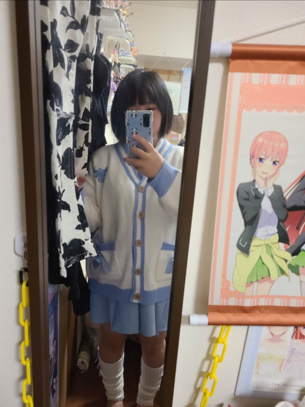 その他のスカート、ホワイト系のカーディガン/ボレロ、ホワイト系のシャツ/ブラウスを着用したレディースの秋コーディネートの1枚目の写真